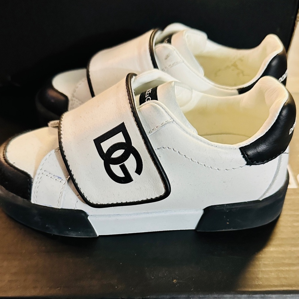 Dolce & Gabbana size 25 (toddler)